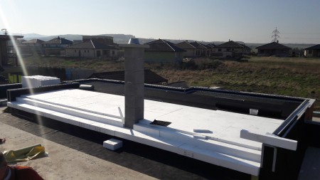 Zateplenie a vyspadovanie strechy polystyrenom.