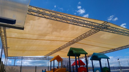 Tienenie proti slnku nad detským ihriskom.